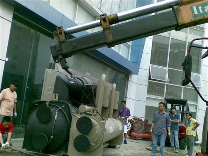 蓟州区随车吊和汽车吊的核心区别是什么？哪种更省钱？